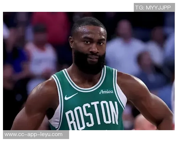 杰伦布朗赛场趣事发际线失守OG球衣遭殃引发球迷热议 杰伦布朗赛场趣事发际线失守OG球衣遭殃引发球迷热议