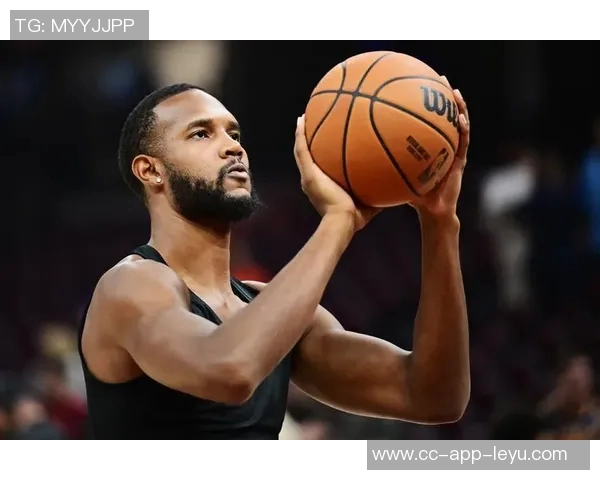 莫布里上半场表现出色三投三中贡献八分三板两助攻助力球队攻势 莫布里上半场表现出色三投三中贡献八分三板两助攻助力球队攻势